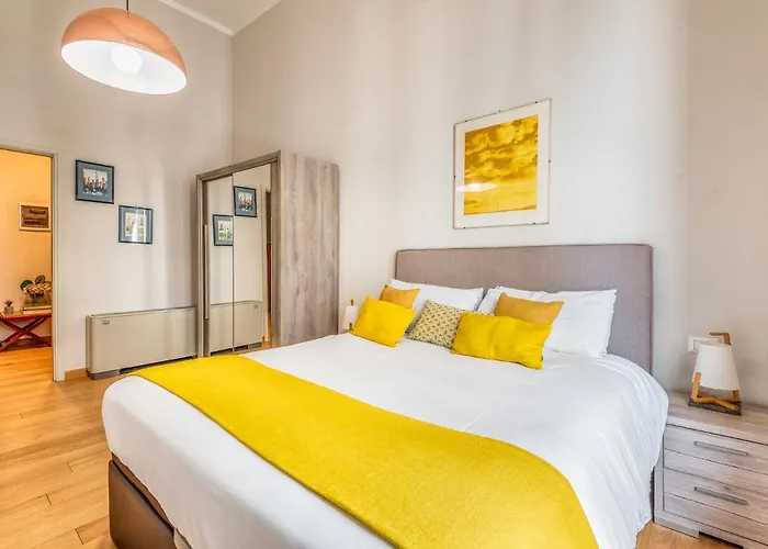 4 Pax Luxury Duomo San Babila Apartment *