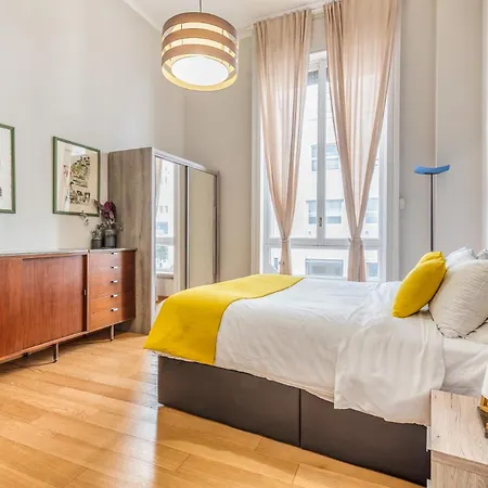 4 Pax Luxury Duomo San Babila Milán